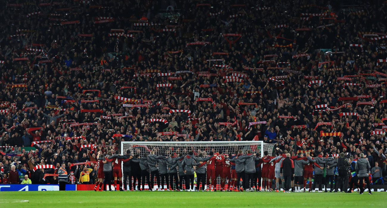 Παίκτες, προπονητές, τεχνικό επιτελείο και κόσμος της Λίβερπουλ στο θρυλικό Anfield μετά την επική ανατροπή επί της Μπαρτσελόνα το 2019 / Πηγή: Imago