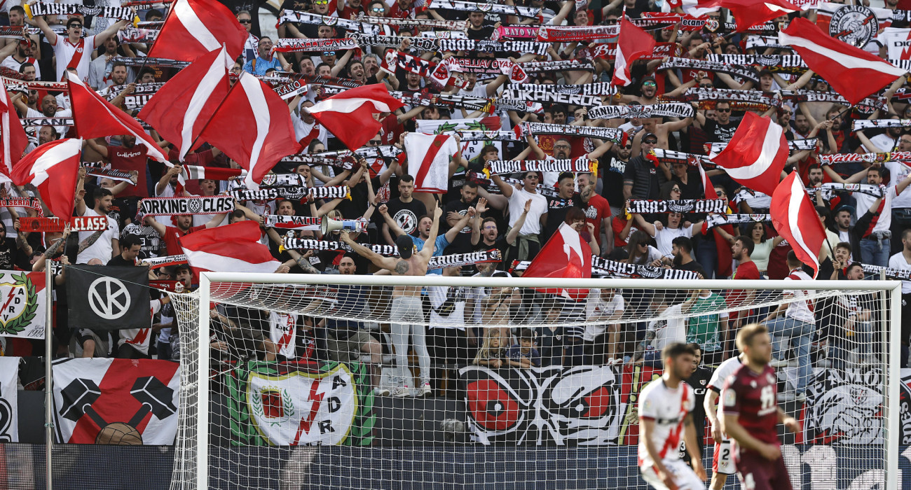 Οι οργανωμένοι της Ράγιο, Bukaneros, έχουν μια ξεχωριστή σχέση με τους οπαδούς του Ηρακλή / Πηγή: Imago