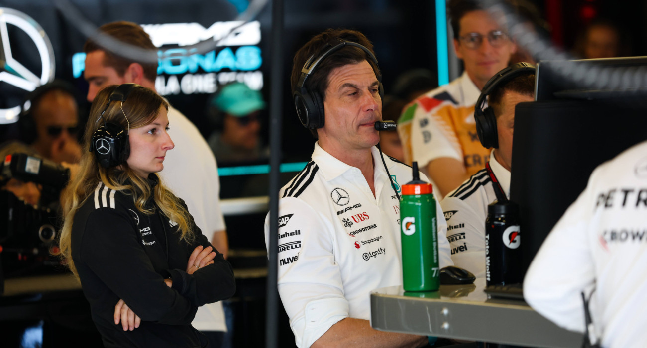 Η Ντοριάν Πιν μαζί με τον team principal της Mercedes, Τότο Βολφ / Πηγή: IMAGO