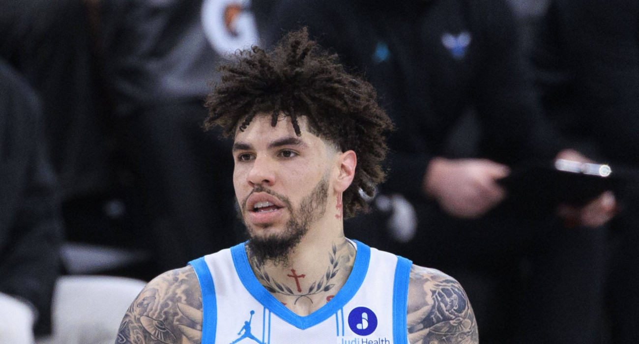 Ο ΛαΜέλο Μπολ με τη φανέλα των Χόρνετς/Πηγή: imago