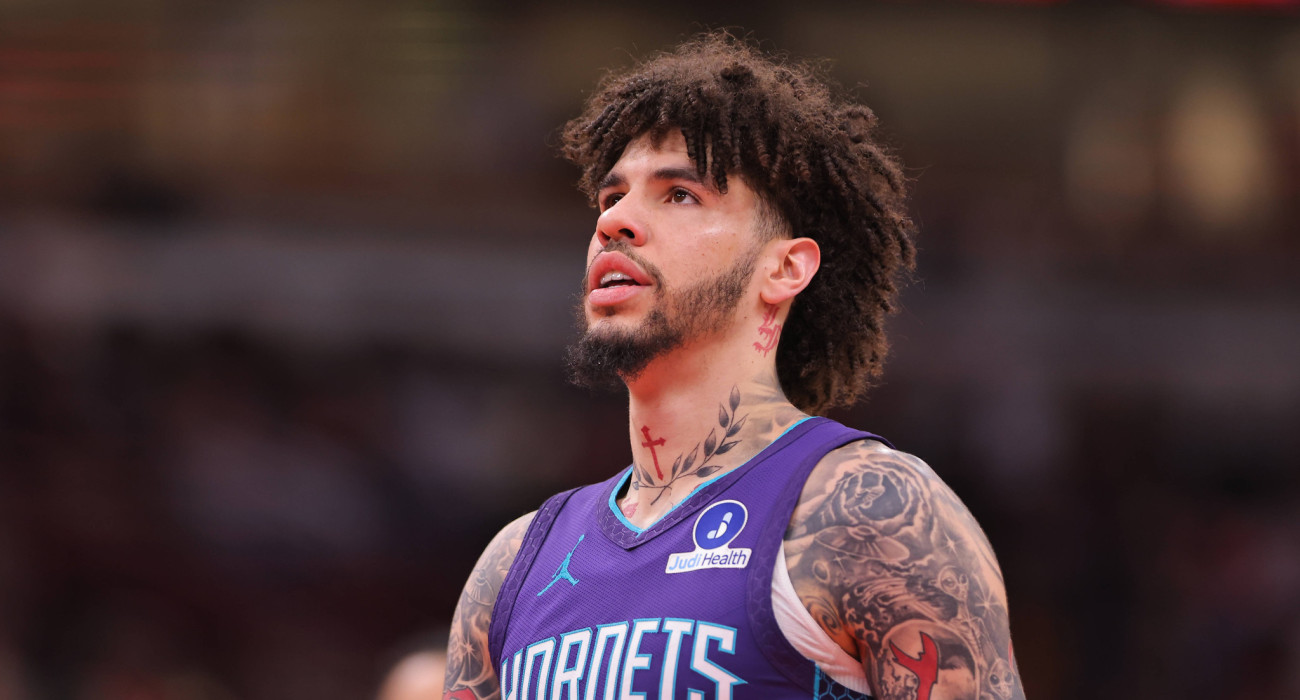 Ο Λαμέλο Μπολ με τη φανέλα των Σάρλοτ Χορνετς / πηγή: IMAGO