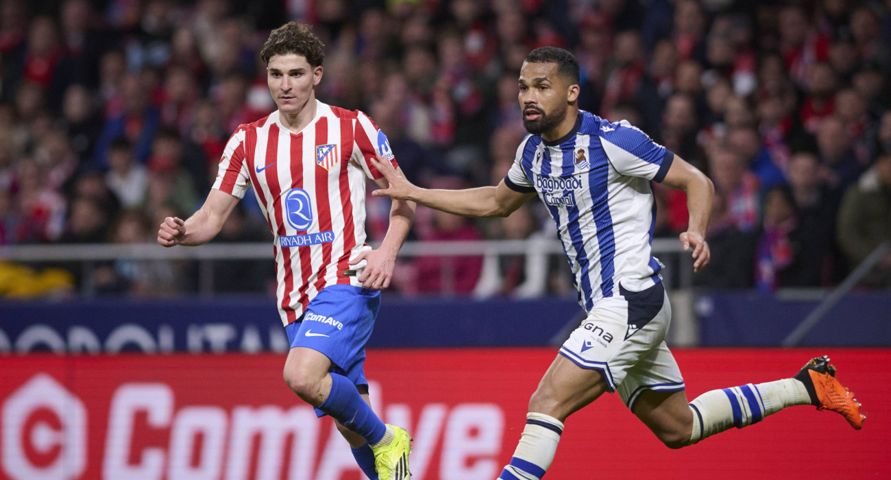 Ο Χούλιαν Άλβαρες με τον Γιάνγκελ Ερέρα στην τελευταία αναμέτρηση μεταξύ των δύο ομάδων / Πηγή: Imago