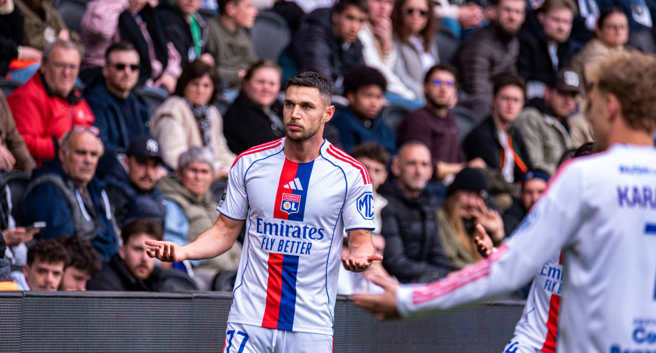 Ο Ρόμαν Γιάρεμτσουκ πανηγυρίζει με τη φανέλα της Λιόν / Πηγή: Imago