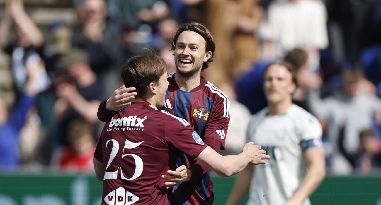 Ο Οδυσσέας Βελάνας πανηγυρίζει το γκολ που πέτυχε στον αγώνα της Τσβόλε με την Εξέλσιορ / Πηγή: Imago