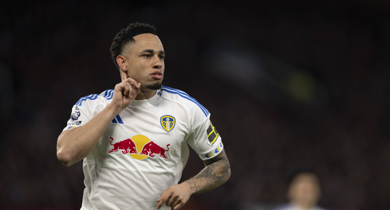 Ο Οκαφόρ πανηγυρίζει με το γνωστό... «δεν σας ακούω» μετά το δεύτερο του γκολ στο «Ολντ Τράφορντ» απέναντι στη Μάντσεστερ Γιουνάιτεντ / Πηγή: Imago