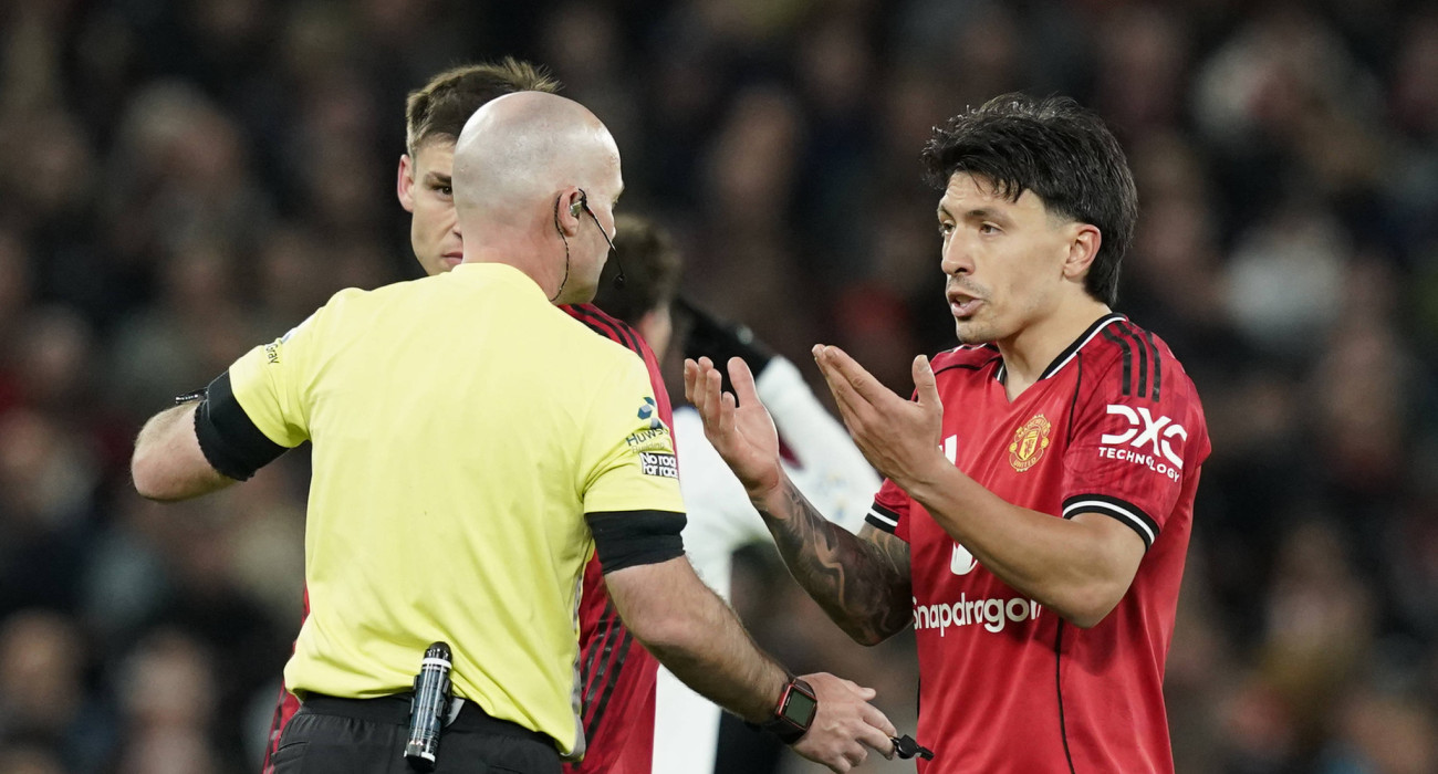 Ο Λισάντρο Μαρτίνες διαμαρτύρεται για την κόκκινη κάρτα που δέχθηκε για το τράβηγμα των μαλλιών του Κάλβερτ Λιούιν / Πηγή: Imago