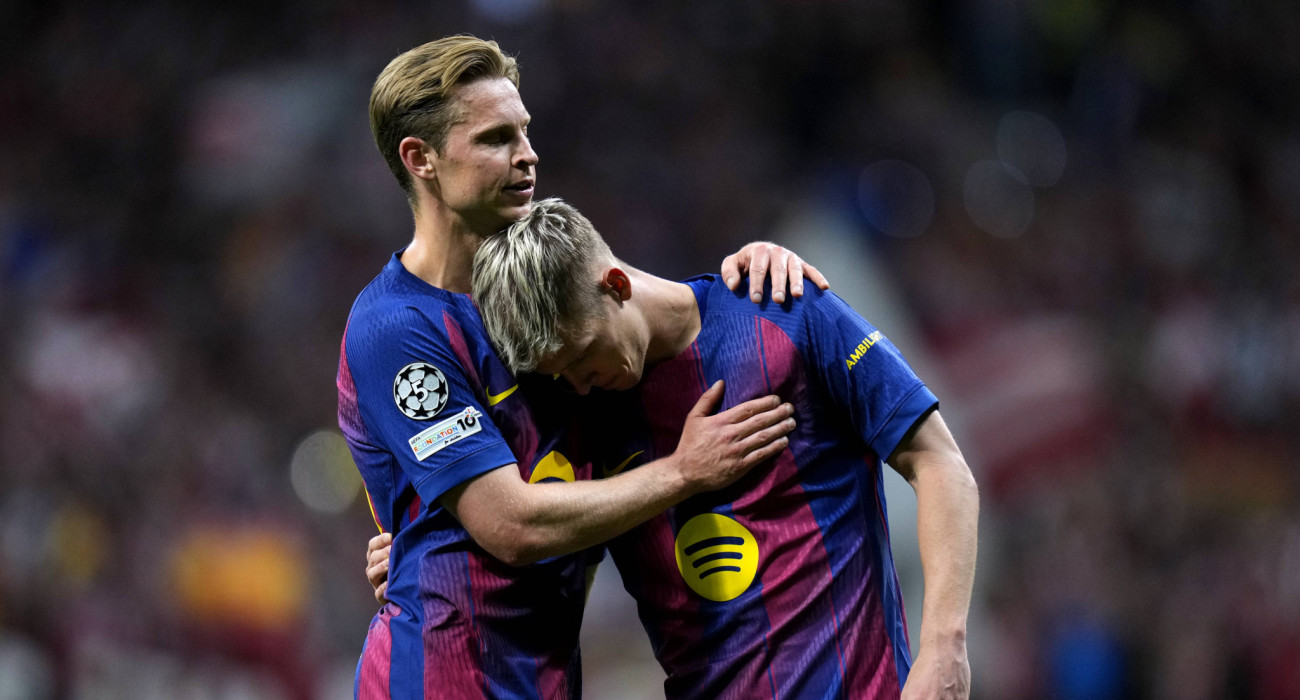 O Φράνκι Ντε Γιόνγκ με τον Ντάνι Όλμο μετά τον αποκλεισμό της Μπαρτσελόνα / Πηγή: Imago