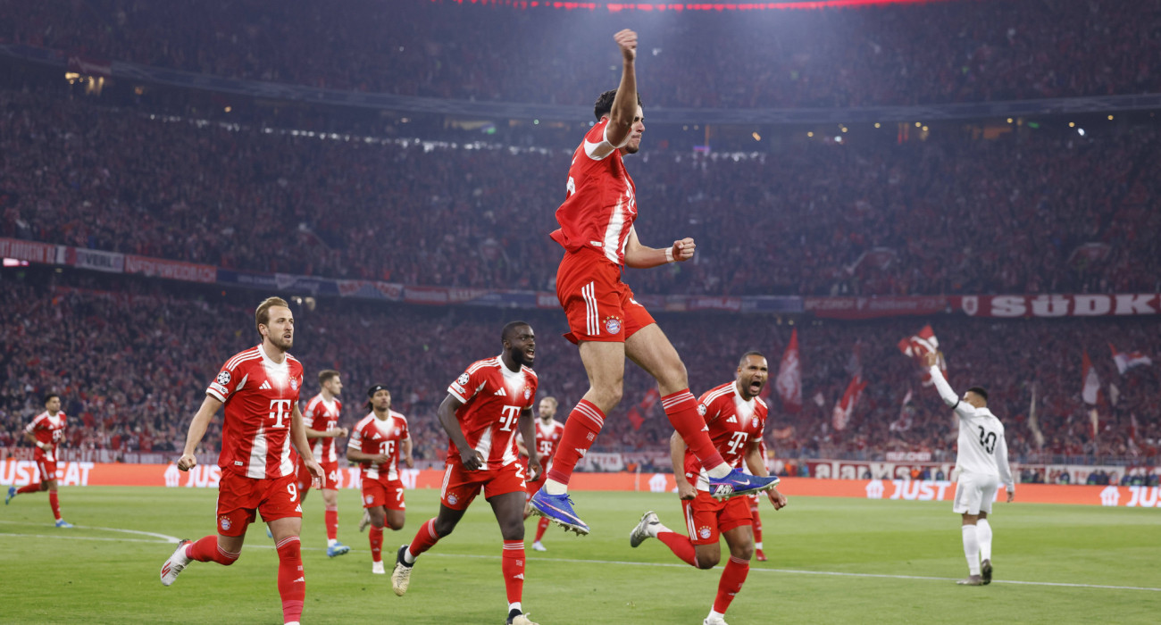 Οι παίκτες της Μπάγερν Μονάχου πανηγυρίζουν τη πρόκριση στα ημιτελικά του Champions League / Πηγή: Imago