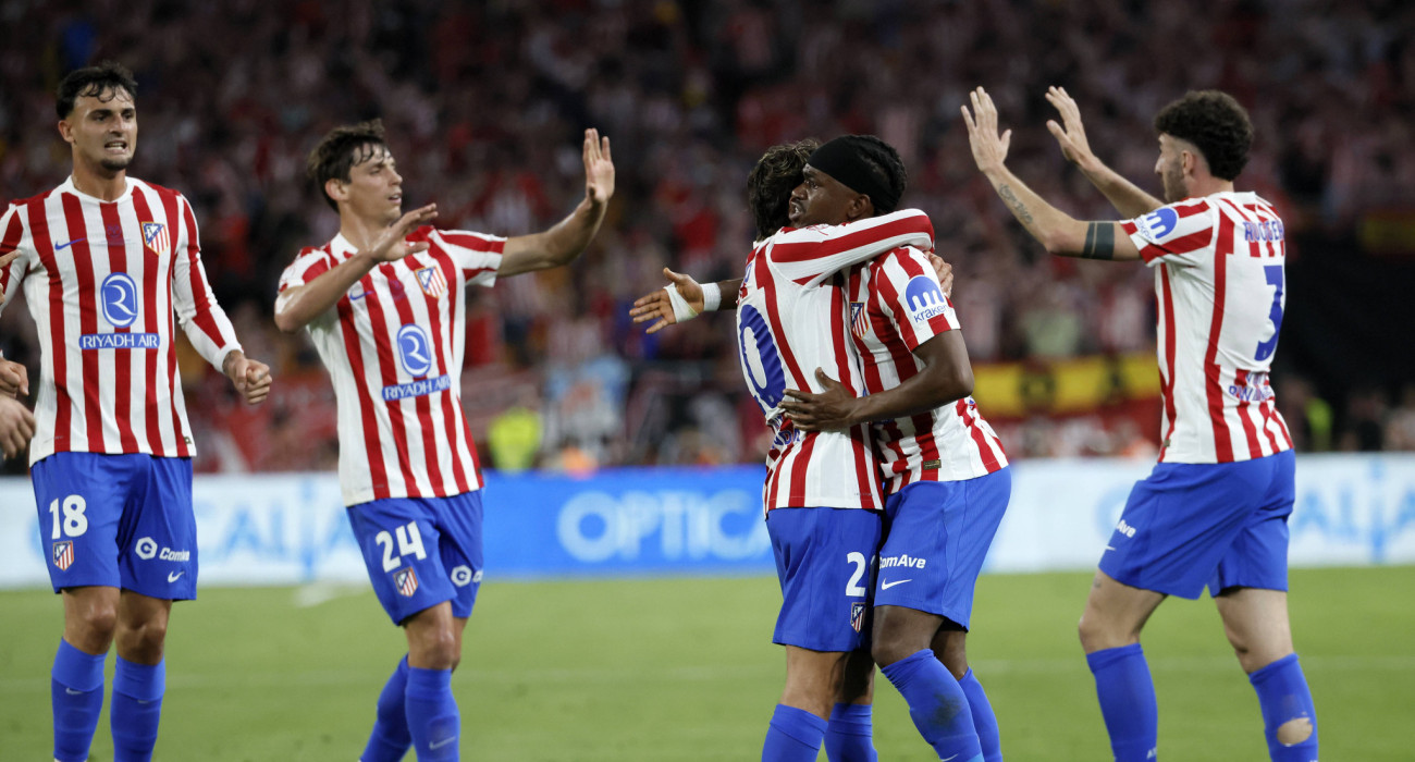 Οι συμπαίκτες του στην Ατλέτικο συγχαίρουν τον Λούκμαν για την ισοφάριση στον τελικό του Κυπέλλου Ισπανίας / Πηγή: Imago