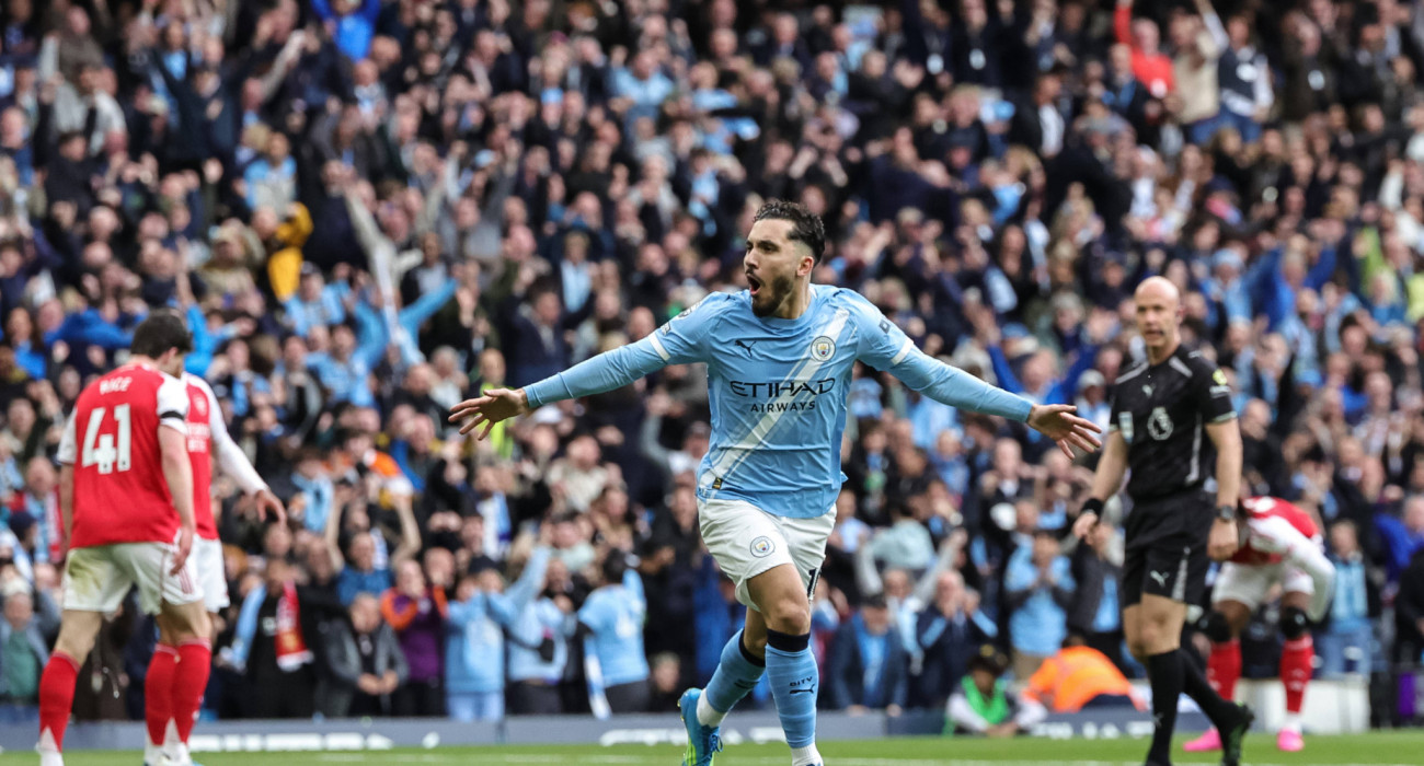 Ο Ράιν Σερκί μετά το απίθανο του γκολ που άνοιξε το σκορ στο δρόμο για τη μεγάλη νίκη της Μάντσεστερ Σίτι / Πηγή: Imago