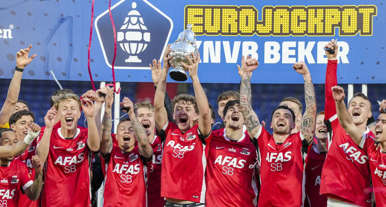 Οι παίκτες της Άλκμααρ σηκ΄ωνουν στον αέρα το Κύπελλο Ολλανδίας/Imago