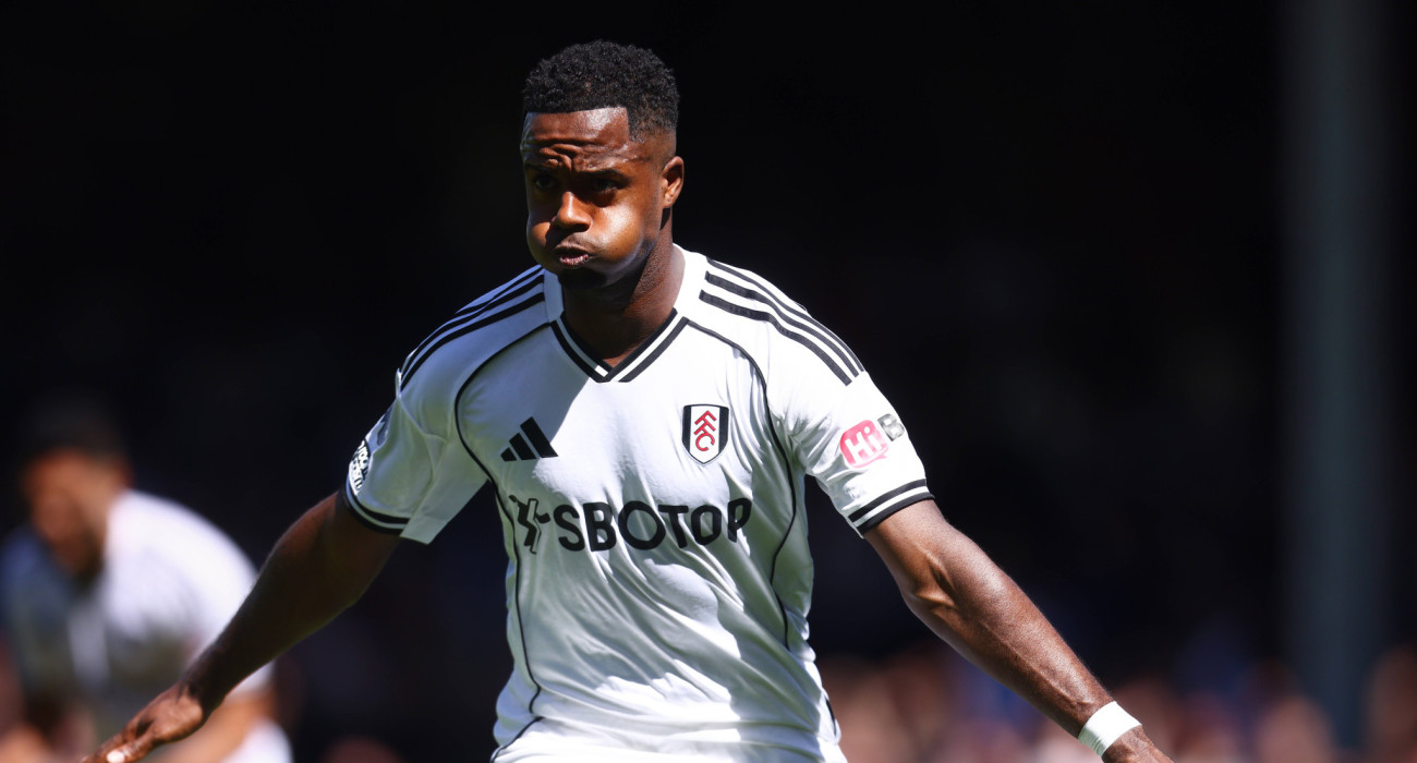 O Ράιαν Σεσενιόν πανηγυρίζει το γκολ του στο Φούλαμ-Άστον Βίλα / Πηγή: imago