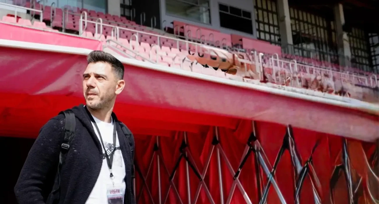 Ο Κώστας Κατσουράνης στις εγκαταστάσεις της Σεβίλλης / Πηγή:  sevillafc. es