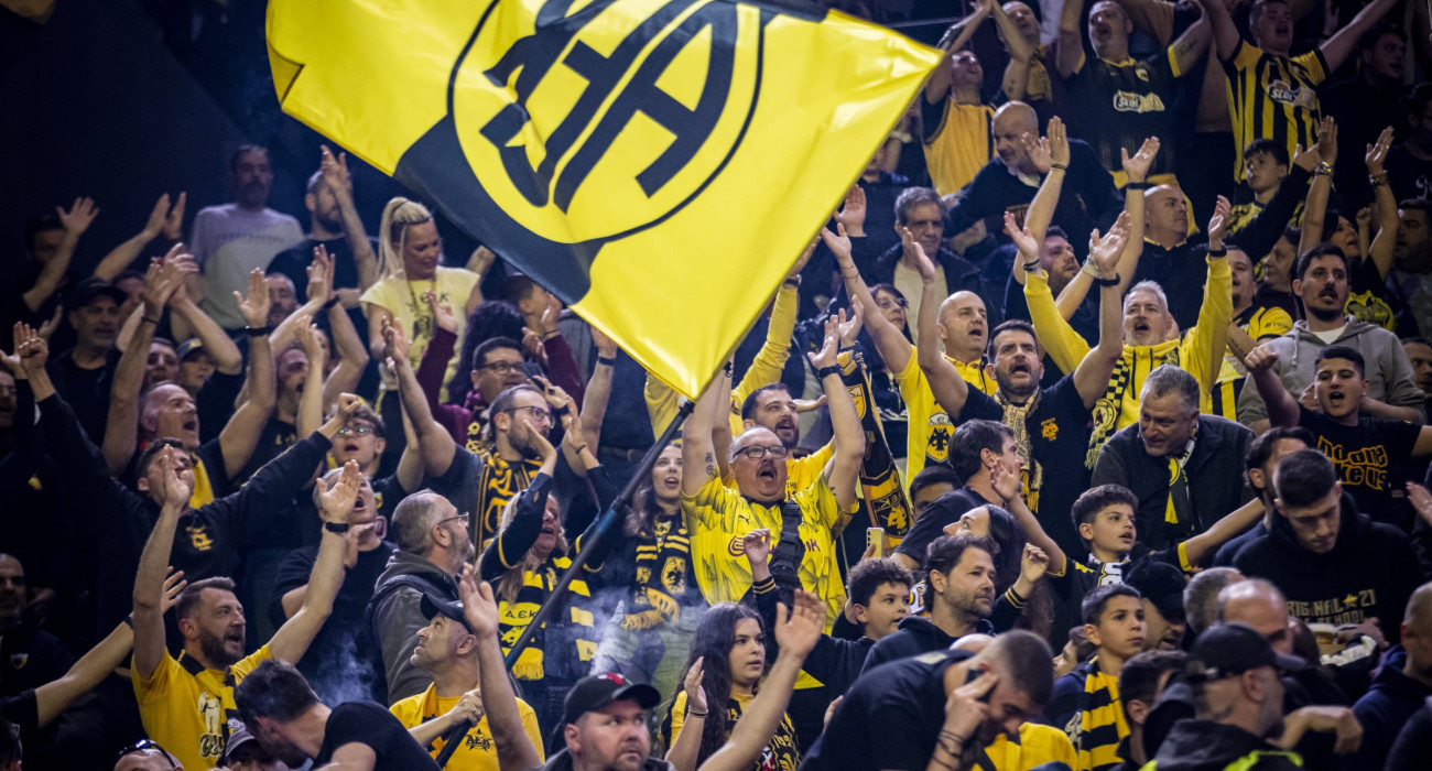 Ο κόσμος της ΑΕΚ στη Sunel Arena - Πηγή: FIBA