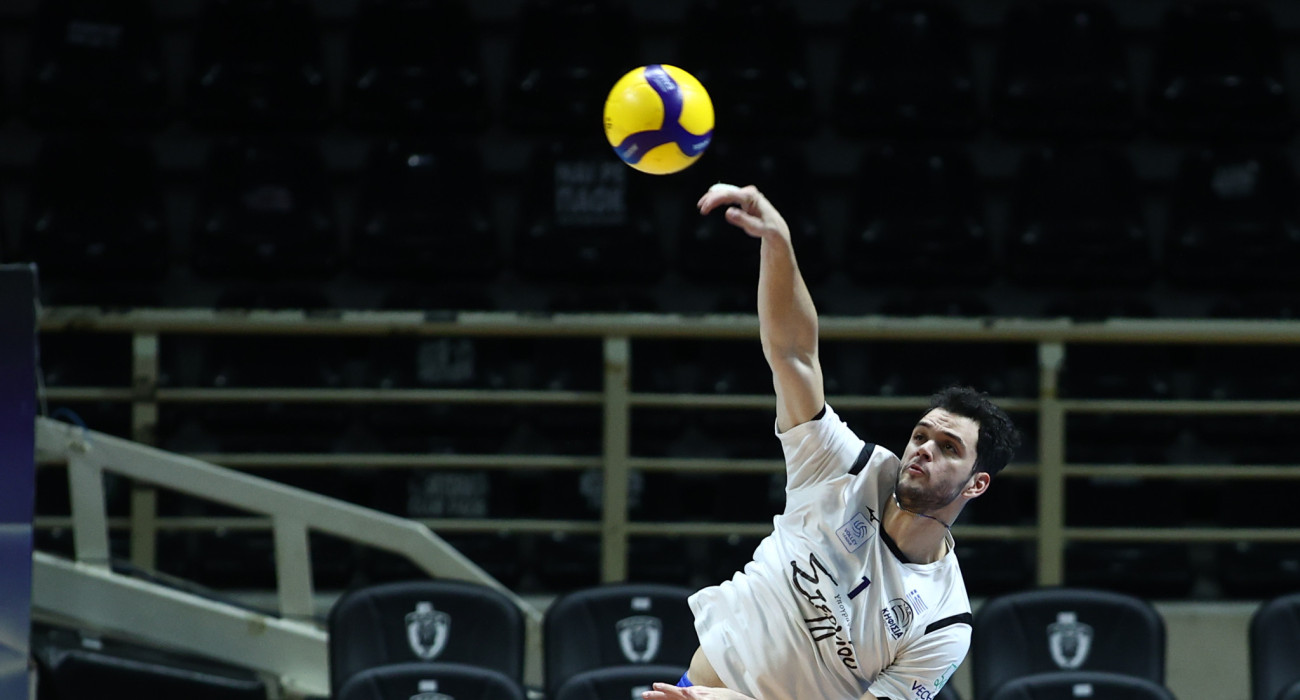 Ο Φροίξος Κωτσάκης κάνει σερβίς στον αγώνα του ΑΟΠ Κηφισιάς με τον ΠΑΟΚ / Πηγή: Eurokinissi