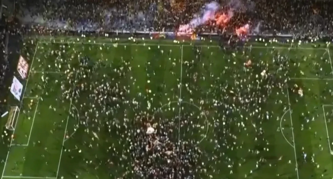 Η είσοδος των οπαδών της Λανς στον αγωνιστικό χώρο μετά την πρόκριση / Screenshot