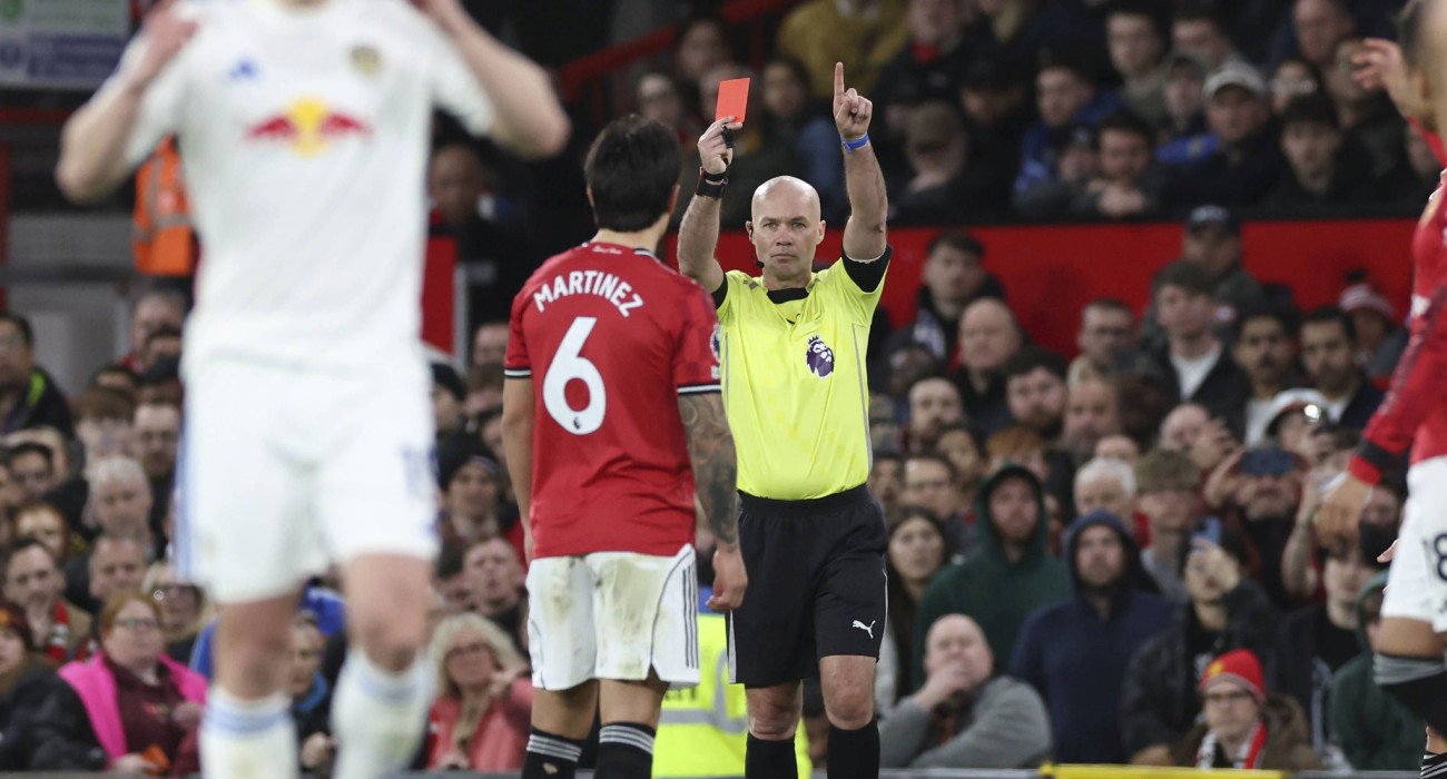 Η στιγμή της αποβολής του Μαρτίνες στο παιχνίδι της Γιουνάιτεντ με τη Λιντς/ Πηγή: Imago