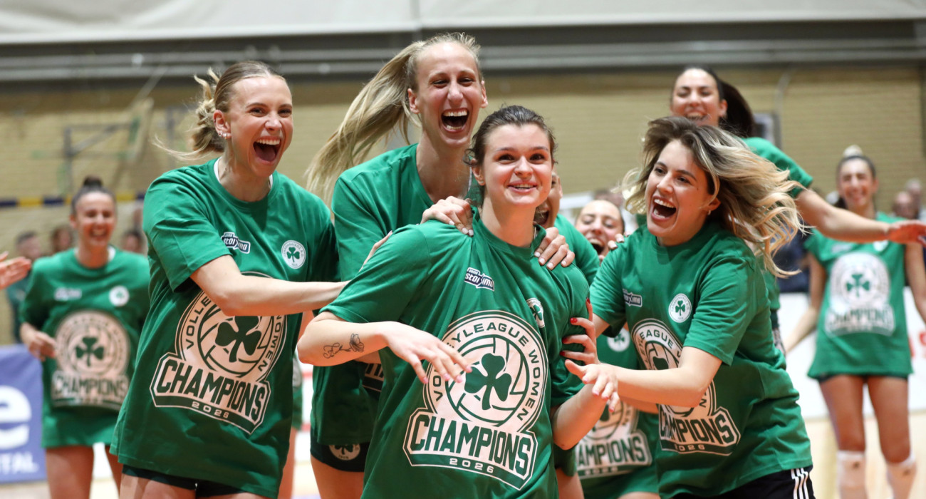 Οι συμπαίκτρια της Μόνικα Λαμπκόφσκα πανηγυρίζουν μαζί της το βραβείο της MVP του πρωταθλήματος / Πηγή: Intime