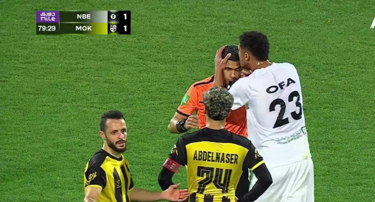 Ο Όφα της Μπανκ Ελ Αχλί φιλά τον διαιτητή στο κεφάλι μετά την κατακύρωση γκολ μέσω VAR / screenshot