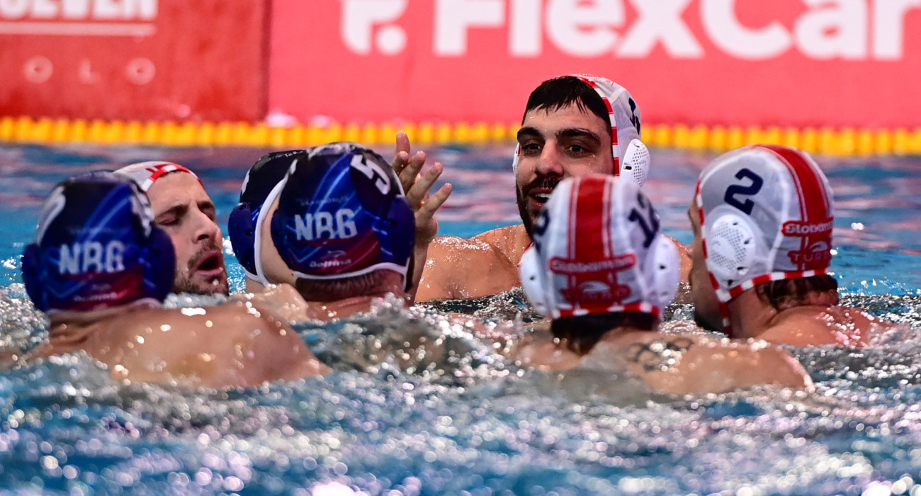 Ο Δημήτρης Νικολαΐδης σε στιγμή έντασης με τους παίκτες της Νόβι Μπέογκραντ στον αγώνα του Ολυμπιακού στο Champions League / Πηγή: Eurokinissi