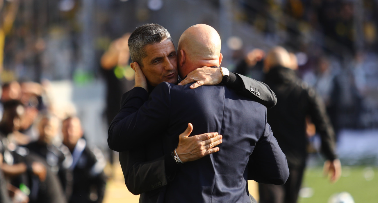 Ραζβάν Λουτσέσκου και Μάρκο Νίκολιτς αγκαλιάζονται στο ντέρμπι / Πηγή: Eurokinissi