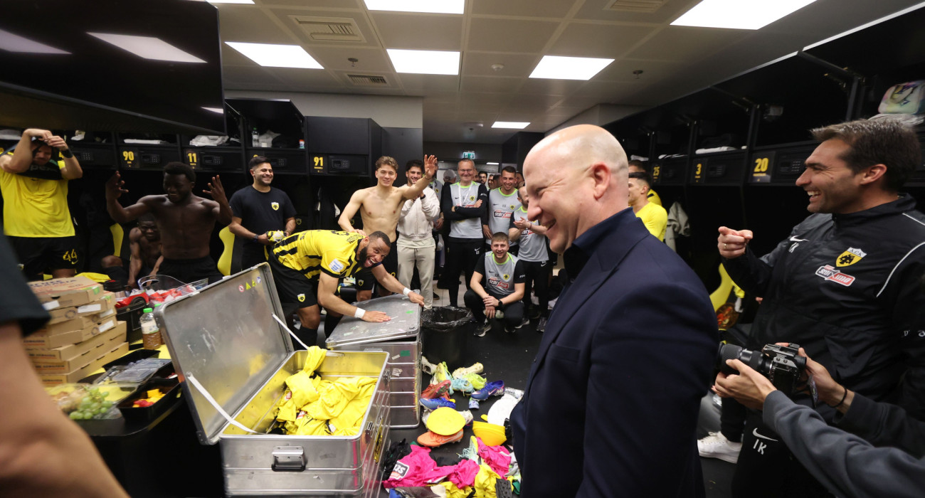 Πανευτυχής ο Μάρκο Νίκολιτς στα αποδυτήρια της ΑΕΚ / Πηγή: Intime