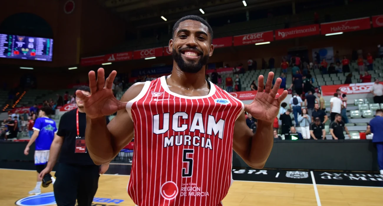 Ο Ντέιβιντ Ντε Τζούλιους με τη φανέλα της Μούρθια / πηγή: FIBA