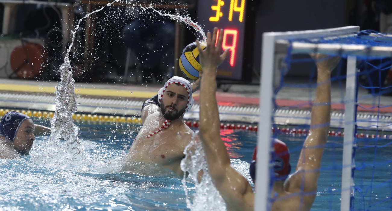 Ο Αλέξανδρος Παπαναστασίου του Ολυμπιακού σουτάρει προς το τέρμα της Νόβι Μπέογκραντ / Πηγή: Eurokinissi