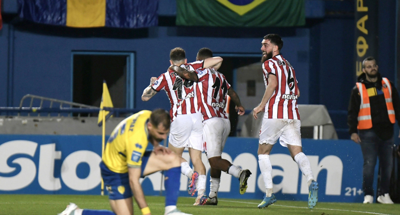 Οι ποδοσφαιριστές του Πανσερραϊκού πανηγυρίζουν τη σπουδαία νίκη επί του Παναιτωλικού / Πηγή: Intime