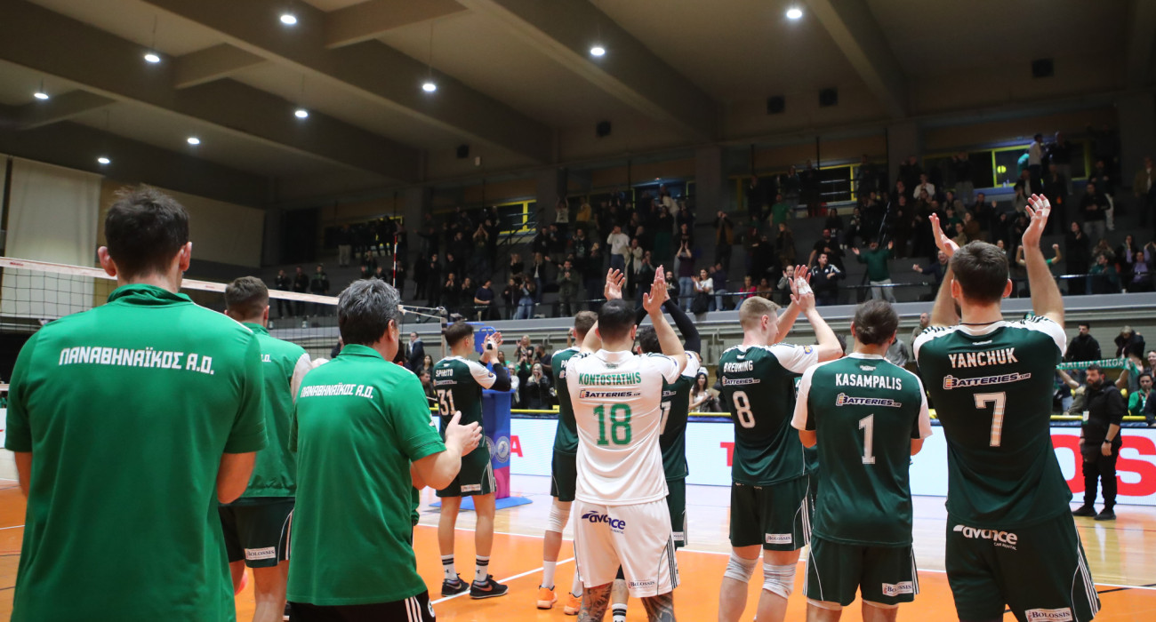 Η ομάδα του Παναθηναϊκού με τον κόσμο της στον αγώνα με τον ΠΑΟΚ / Πηγή: Eurokinissi