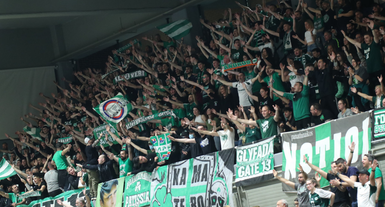 Οι φίλοι του Παναθηναϊκού στο πλευρό της ομάδας σε αγώνα βόλεϊ / Πηγή: Intime