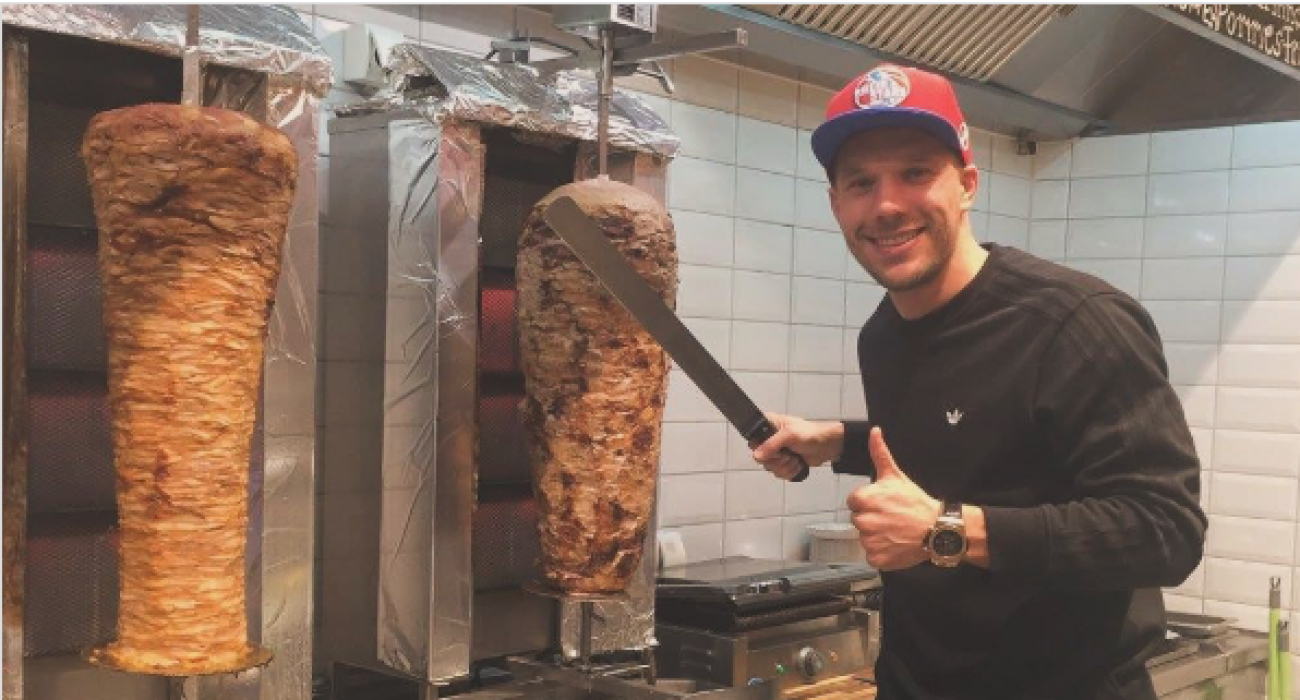 Ο Λούκας Ποντόλσκι σε ένα από τα εστιατόριά του/Πηγή: Instagram