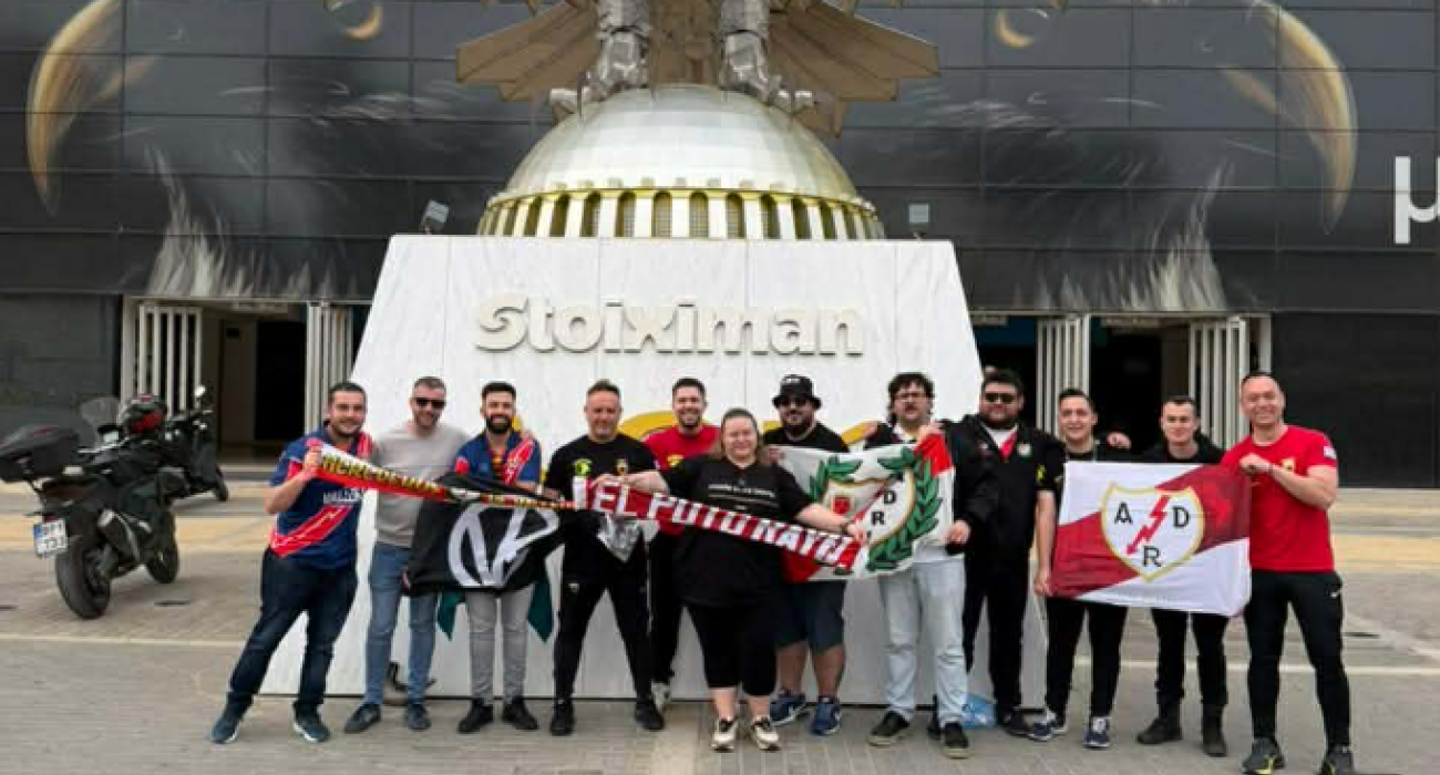 Oι εθελοντές διασώστες της ΠΑΕ ΑΕΚ και της Ράγιο έξω από την «Allwyn Arena» / Πηγή: Facebook PAE AEK