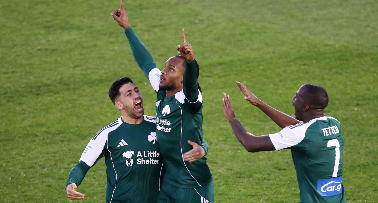 Οι Ρενάτο Σάντσες και Τάσος Μπακασέτας (στη φωτογραφία πανηγυρίζουν μαζί με τον Ανδρέα Τεττέη) διεκδικούν μία θέση στην ενδεκάδα του Παναθηναϊκού για το ντέρμπι με τον Ολυμπιακό στη Λεωφόρο - ΠΗΓΗ: ΙΝΤΙΜΕ