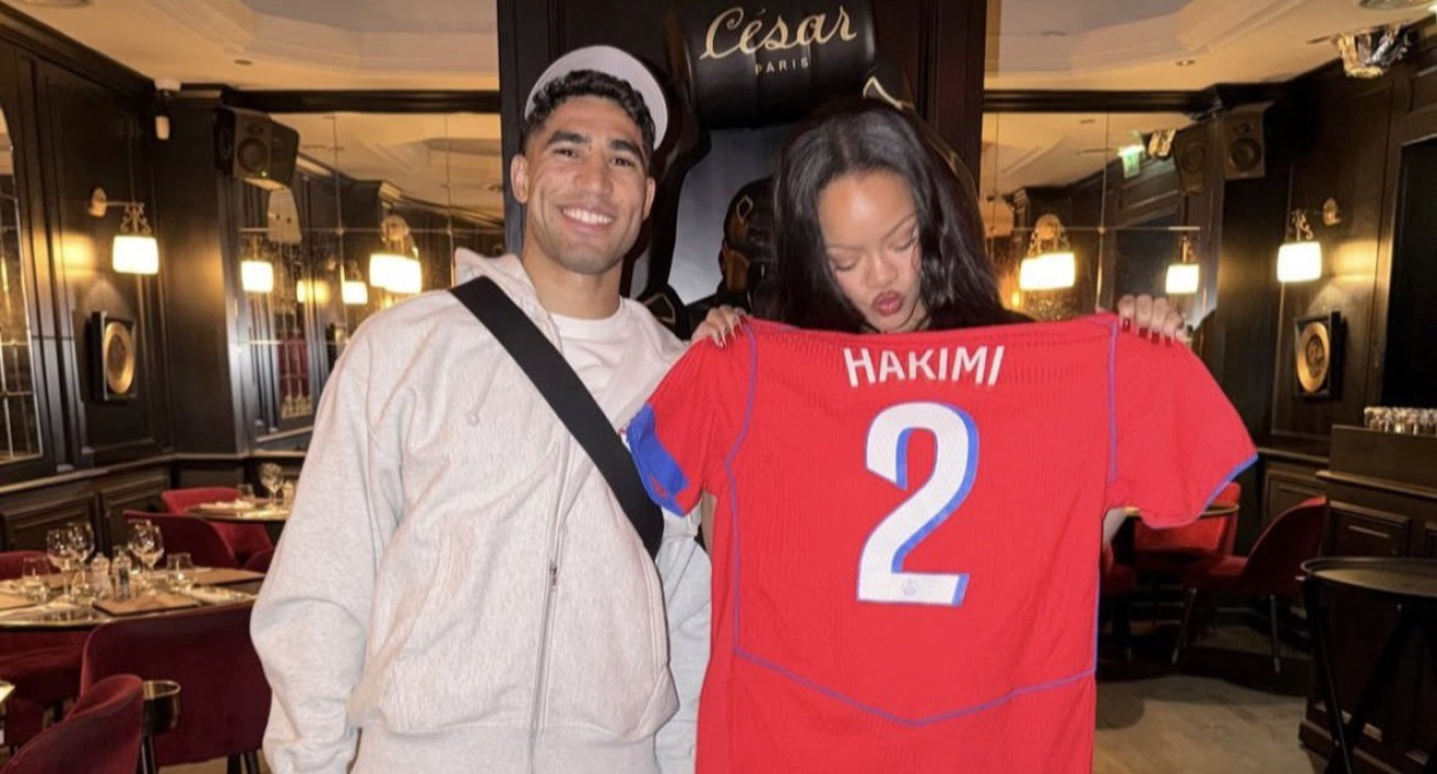 Ο Χακίμι παρέδωσε τη φανέλα του στη Ριάνα