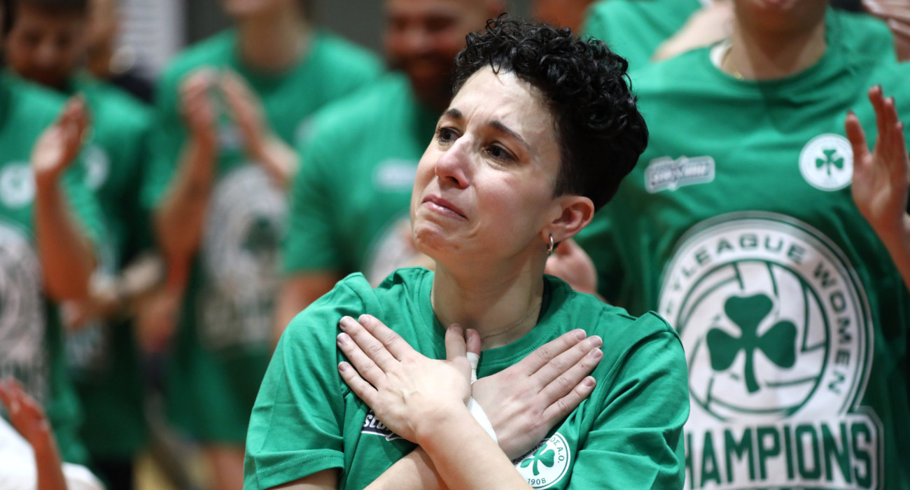 Η Πέννυ Ρόγκα ευχαριστεί τους φιλάθλους κατά την αποθέωσή της μετά την κατάκτηση του πρωταθλήμστος της Volley League Γυναικών, της σεζόν 2025/26 / Πηγή: Intime