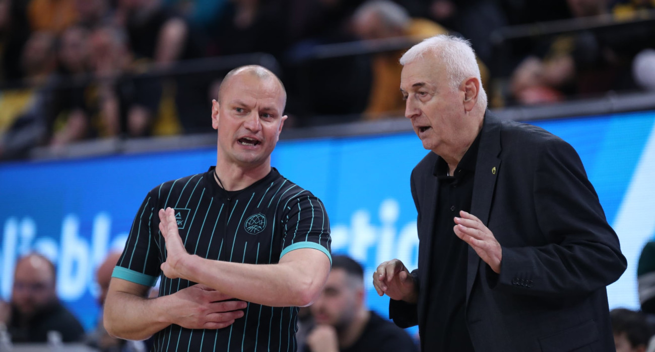 Ο Ντράγκαν Σάκοτα συνομιλεί με διαιτητή στο ΑΕΚ - Μπανταλόνα, Πηγή: Intime