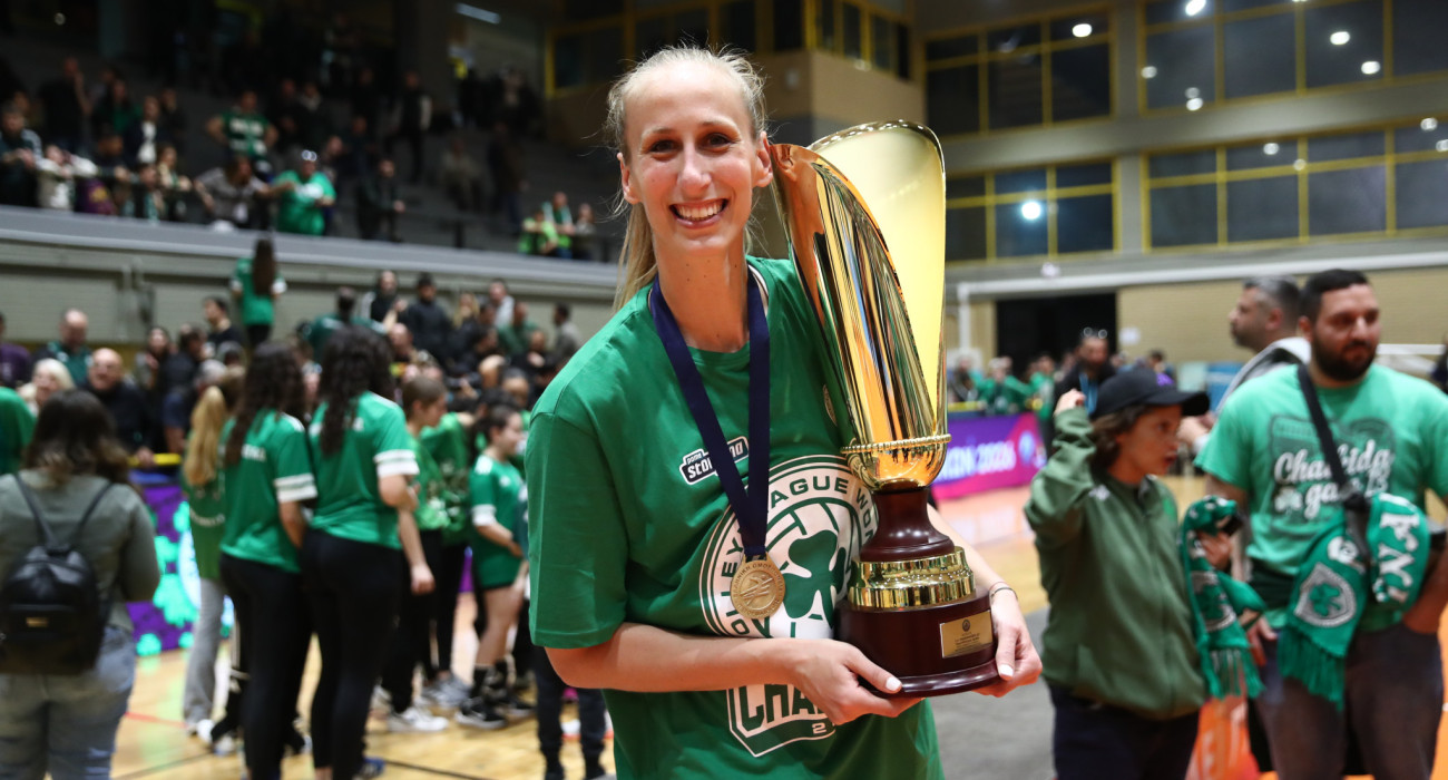 Η Μαρτίνα Σάμανταν με το τρόπαιο της Volley League Γυναικών της σεζόν 2025/26 / Πηγή: Intime