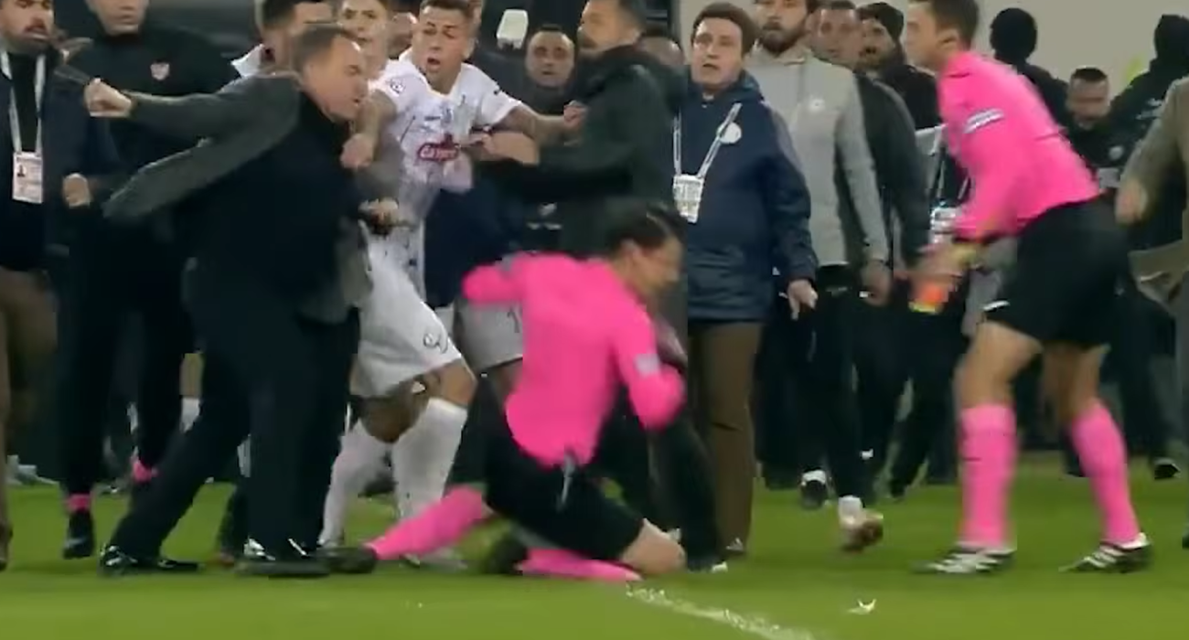 Οταν ο Χαλίλ Ομούτ Μέλερ είχε δεχθεί επίθεση από τον πρόεδρο της Ανκαραγκουτσού  / Screenshot