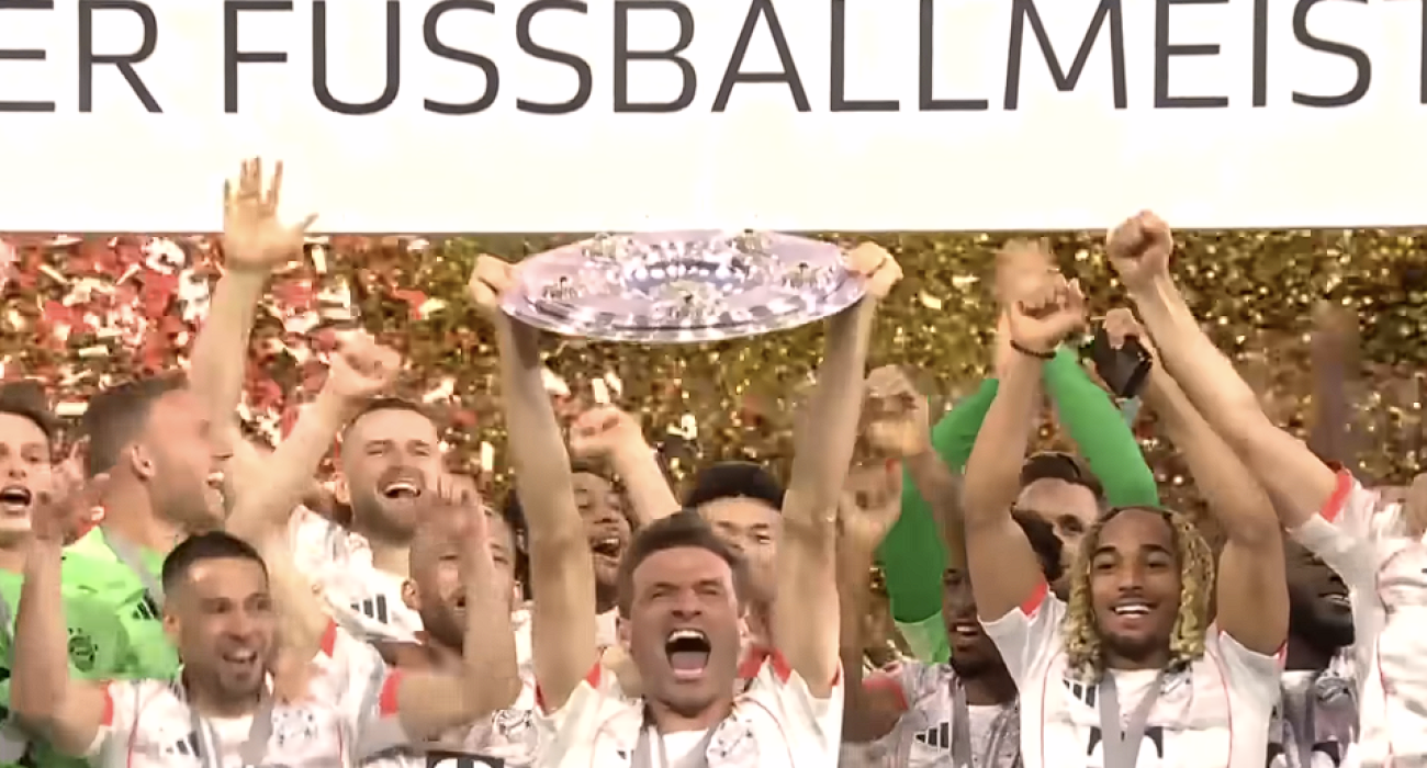 Ο Τόμας Μούλερ σηκώνει το τρόπαιο της Bundesliga / Screenshot