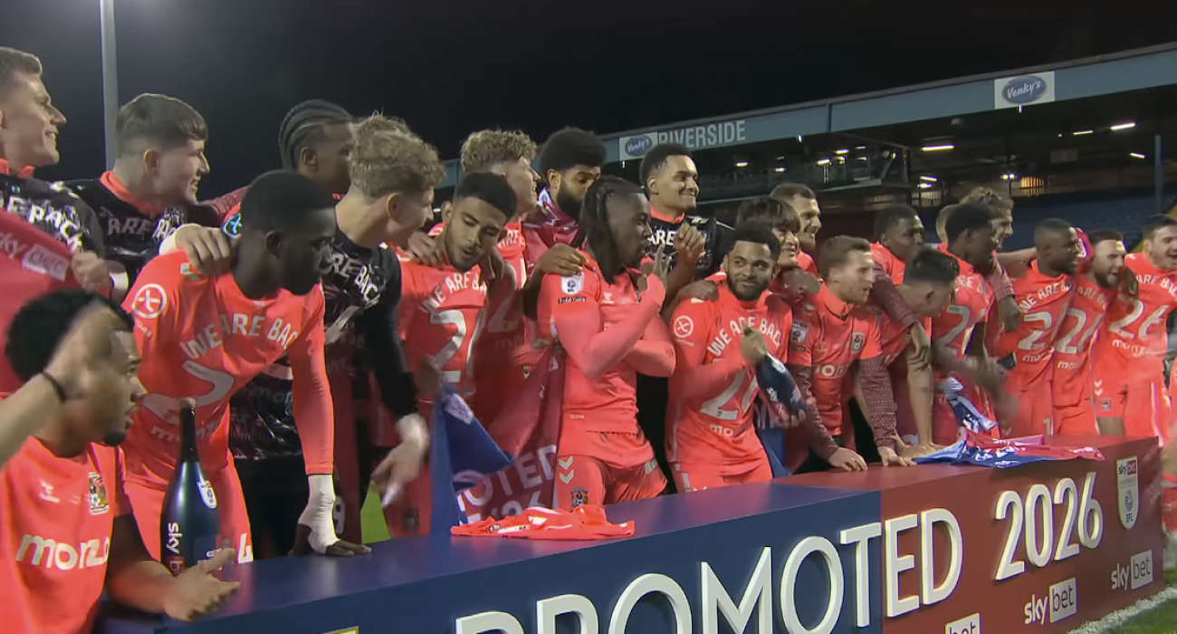 Oι ποδοσφαίριστες της Κόβεντρι πανηγυρίζουν την άνοδο στην Premier League / Screenshot