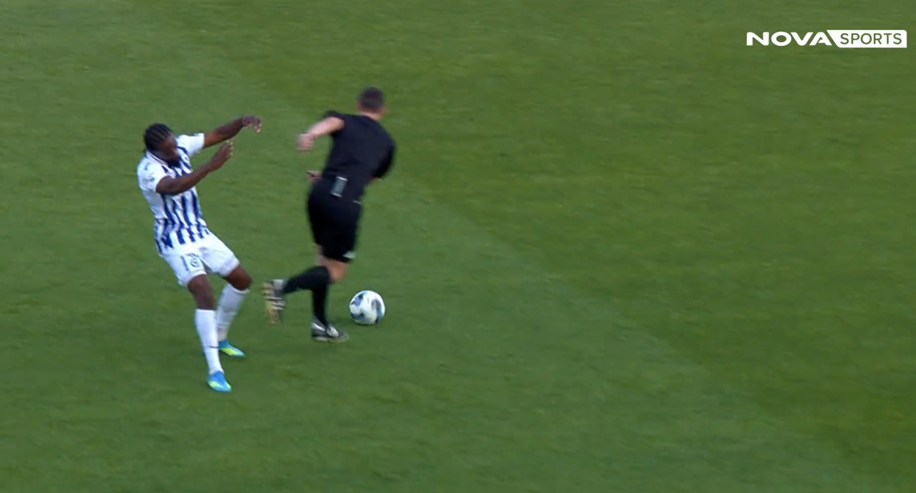 Η φάση με τον διαιτητή Κατοίκο για την οποία διαμαρτύρεται ο Ατρόμητος / Screenshot