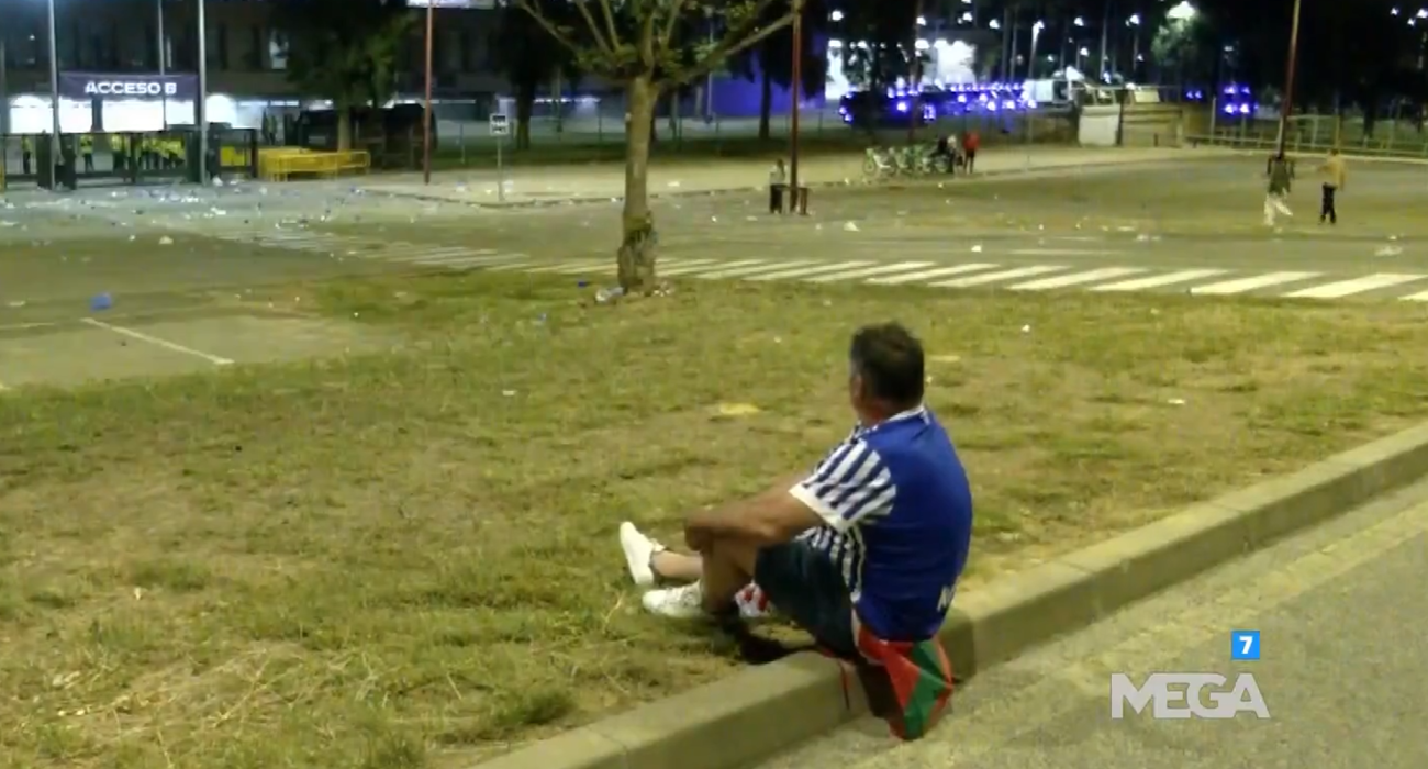 Πατέρας έμεινε εκτός τελικού για να μπει στο γήπεδο η σύζυγος και η κόρη του / Screenshot