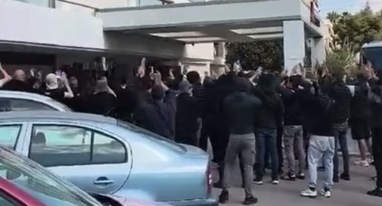 Οπαδοί του ΠΑΟΚ αποθέωσαν την αποστολή έξω από το ξενοδοχείο πριν το ντέρμπι με την ΑΕΚ / Screenshot
