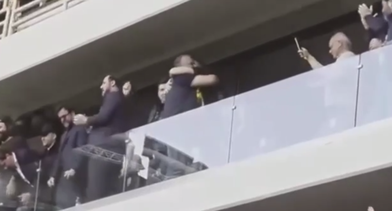 Οι έξαλλοι πανηγυρισμοί του Μάριου Ηλιόπουλου μετά το 3-0 επί του ΠΑΟΚ / Screenshot