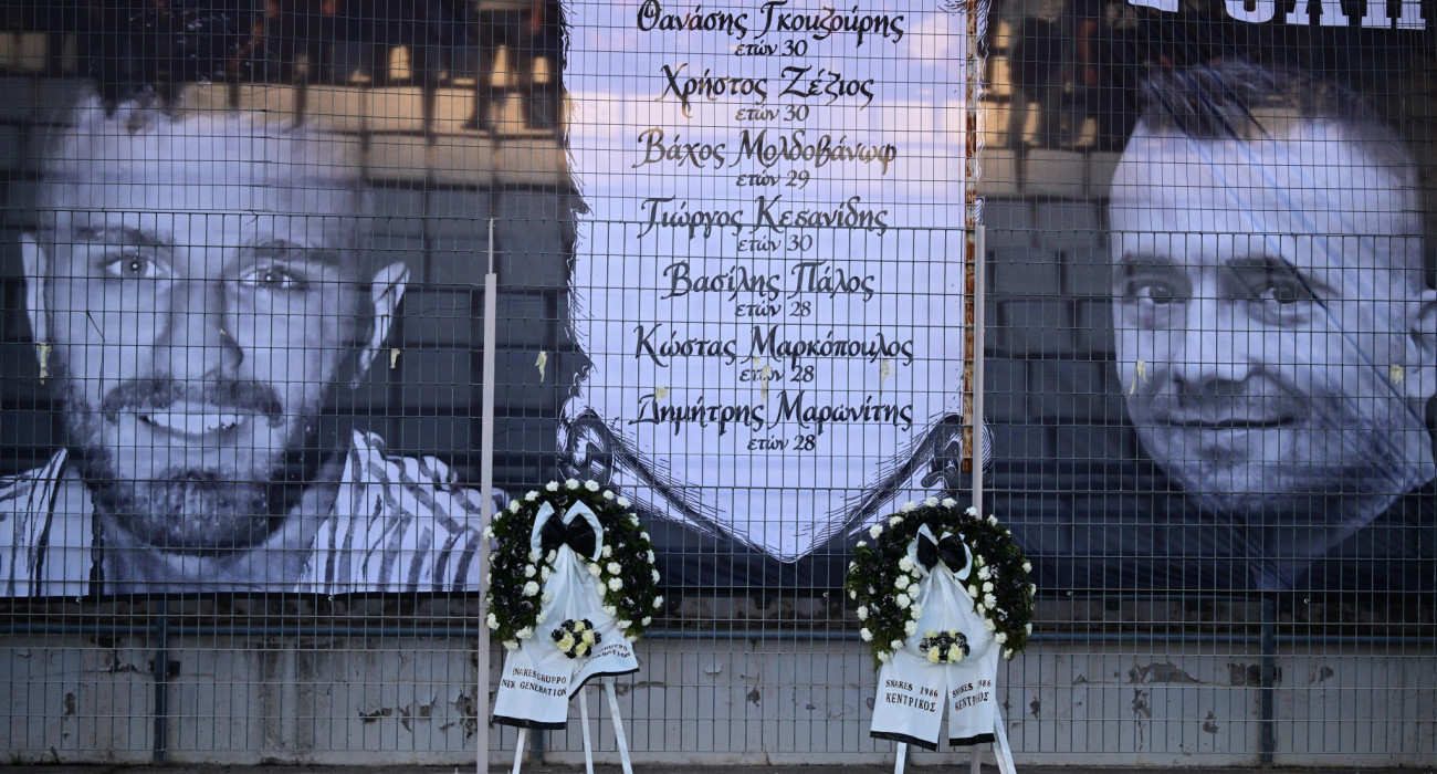 Τα στεφάνια που κατέθεσαν οι οπαδοί του ΟΦΗ στη μνήμη των αδικοχαμένων φίλων του ΠΑΟΚ / Πηγή: Eurokinissi