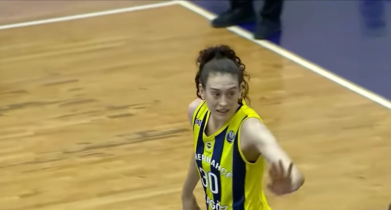 Η Μπριάνα Στιούαρτ στον αγώνα της Φενέρμπαχτσε / Screenshot