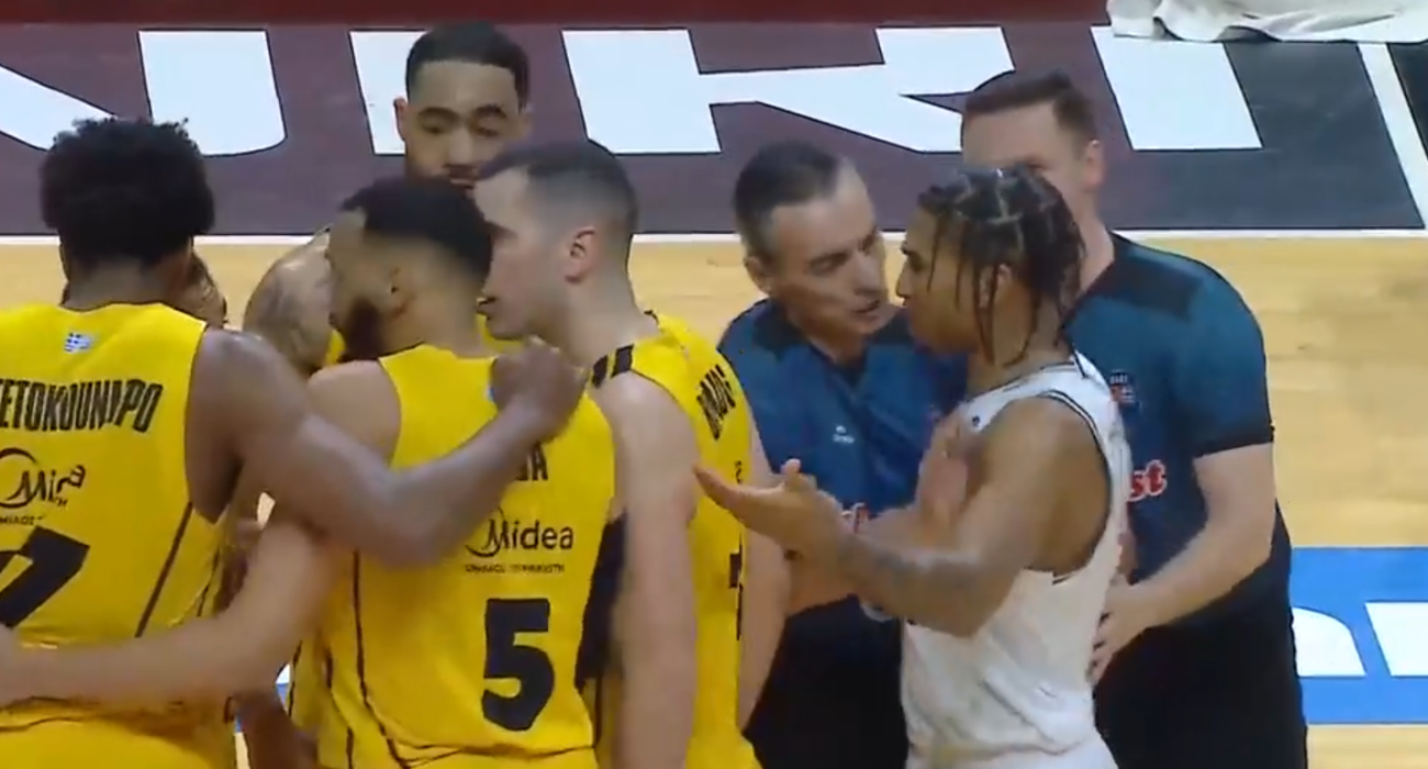 O Μπριν Ταϊρί... χώθηκε ανάμεσα στους παίκτες του Άρη για να κρυφακούσει / PrintScreen