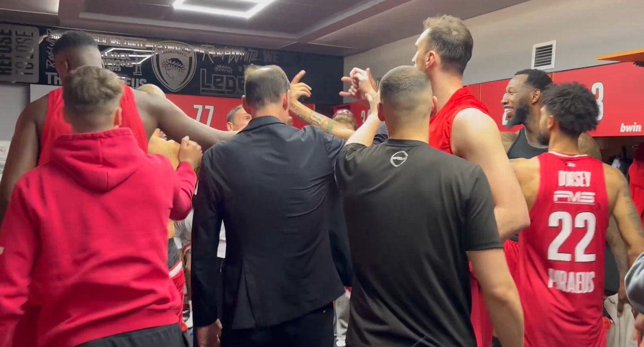 Οι παίκτες του Ολυμπιακού μετά τη νίκη επί της Μιλάνο / Πηγή: X - Olympiacos BC