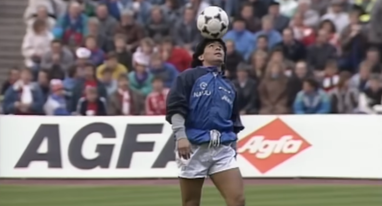 Ο Ντιέγκο Μαραντόνα κάνει τα... τσαλιμάκια του / Screenshot